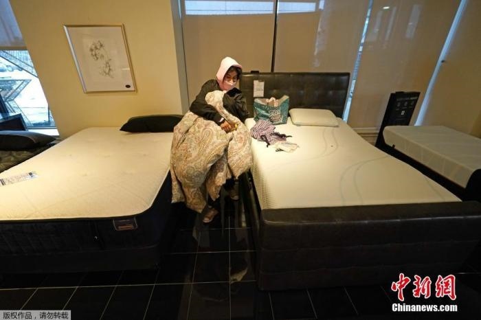 當(dāng)?shù)貢r間2月17日，美國得州的一家畫廊兼家具店內(nèi)，大批民眾來此避寒取暖，其中不乏一些人帶著被子來過夜。美國近日遭遇極寒天氣侵襲，多地氣溫創(chuàng)近年新低，其中得州災(zāi)情最嚴(yán)重，暴風(fēng)雪導(dǎo)致電網(wǎng)在酷寒中癱瘓，約400萬居民家中長時間停電。美國國家氣象局表示，得州休斯敦等地的氣溫甚至比靠近北極圈的阿拉斯加還要低。