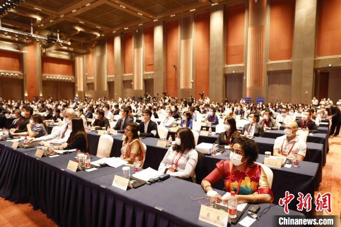 500余名專家學者、嘉賓代表以線上線下方式參加開幕式?！∈⒓样i 攝