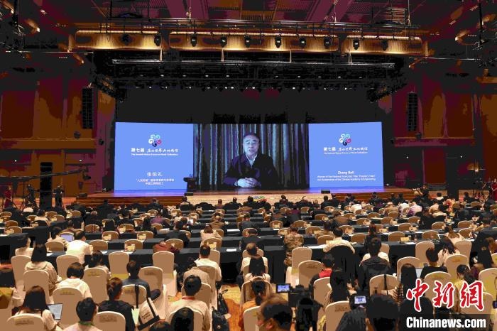 中國工程院院士、“人民英雄”國家榮譽稱號獲得者張伯禮通過視頻發(fā)表主旨演講?！∈⒓样i 攝