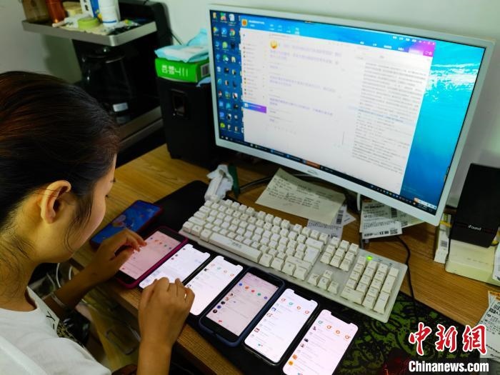 圖為網(wǎng)絡(luò)客服為網(wǎng)上“專車座套”客戶答疑釋惑?！巫雍?攝
