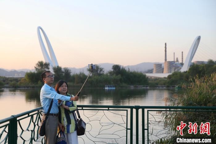 10月1日，北京冬奧公園內(nèi)的游客?！?lt;a target='_blank' href='http://www.chinanews.com/'>中新社</a> 易海菲 攝