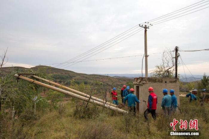 資料圖：10月11日，山西省靈石縣，電力工作人員在搶修電力設(shè)施。<a target='_blank' href='http://www.chinanews.com/'>中新社</a>記者 張云 攝 　