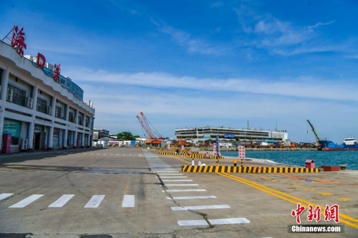 10月12日7時，受臺風“圓規(guī)”影響，?？谛潞８邸⑿阌⒏?、鐵路南港停止作業(yè)，瓊州海峽再次停航。圖為?？谛阌⒏鄞a頭。 <a target='_blank' href='http://www.chinanews.com/'>中新社</a>記者 駱云飛 攝