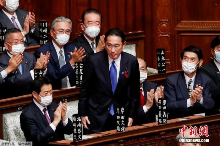 當地時間10月4日，日本自民黨總裁岸田文雄經過眾院全體會議的首相指名選舉成為第100任首相。圖為岸田文雄（中）起身致謝。