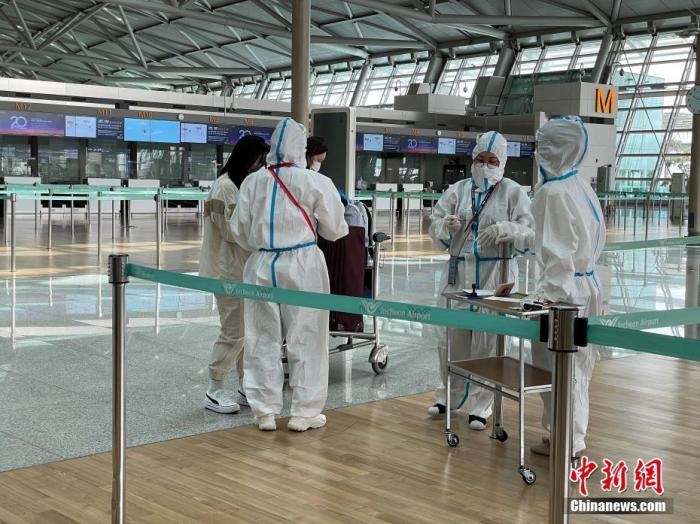 資料圖：韓國(guó)仁川國(guó)際機(jī)場(chǎng)工作人員嚴(yán)格執(zhí)行防疫措施。<a target='_blank' href='http://www.chinanews.com/'>中新社</a>記者 劉旭 攝　