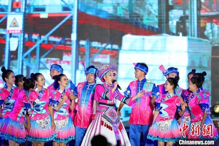 專場(chǎng)晚會(huì)上的民族歌舞表演。　喬長(zhǎng)嬌 攝