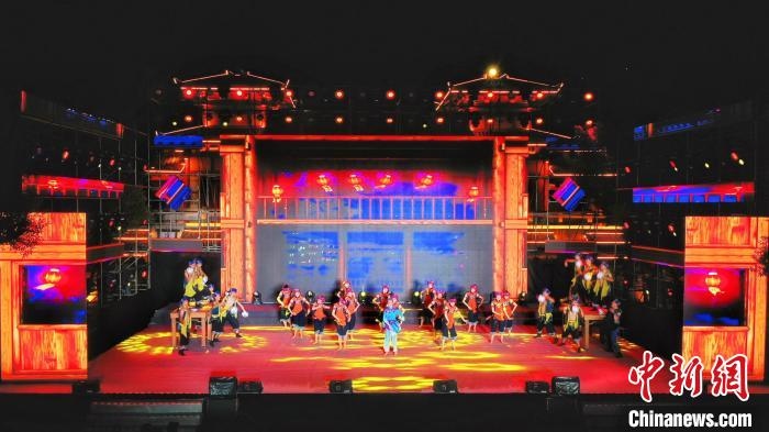 2021昭君文化旅游活動(dòng)專場(chǎng)晚會(huì)現(xiàn)場(chǎng)?！≈苄橇?攝