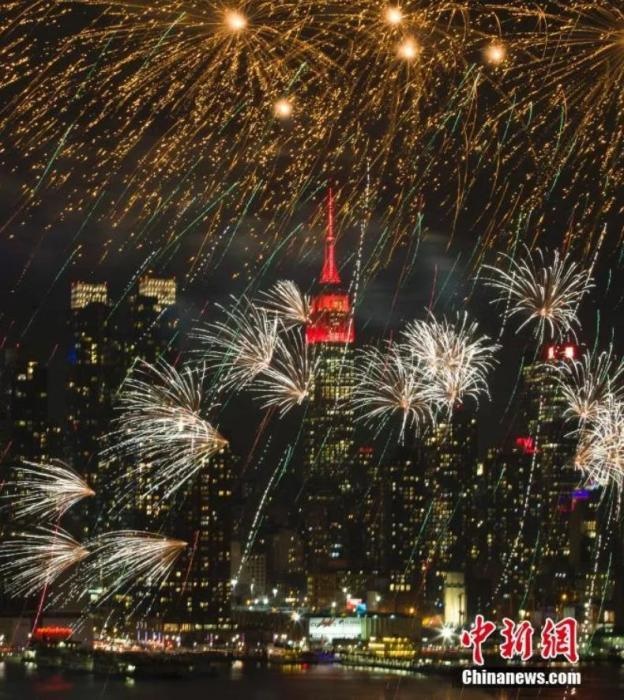 　　2018年，中國駐紐約總領(lǐng)事館前的哈德遜河上空燃放起焰火，慶祝中國狗年春節(jié)。