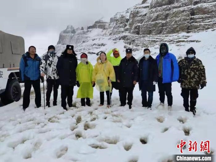 塔爾欽邊境派出所民警與被救游客合影?！“⒗镞吘彻芾碇ш?duì)供圖
