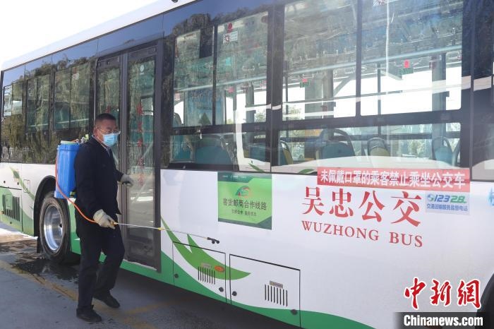 工作人員正在對(duì)公交車進(jìn)行消殺?！∮诰?攝