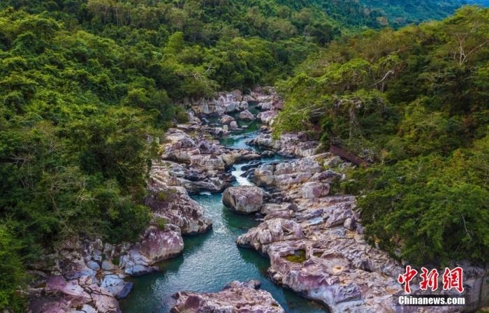 航拍海南呀諾達(dá)熱帶雨林景區(qū)，鳥瞰秀美山水、廣袤雨林。<a target='_blank' href='http://www.chinanews.com/'>中新社</a>記者 駱云飛 攝