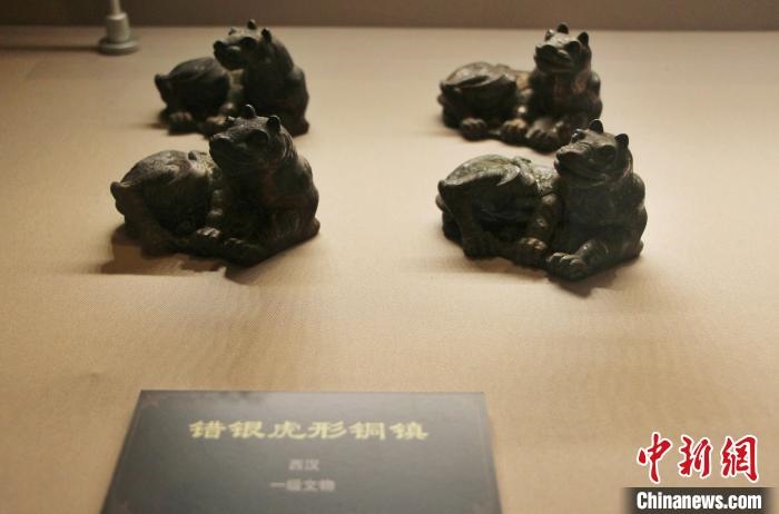 一級文物錯銀虎形銅鎮(zhèn)?！≮w曉 攝