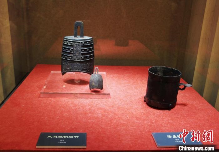 二級文物西漢鳳鳥紋銅編鐘、漆蓋銅卮?！≮w曉 攝