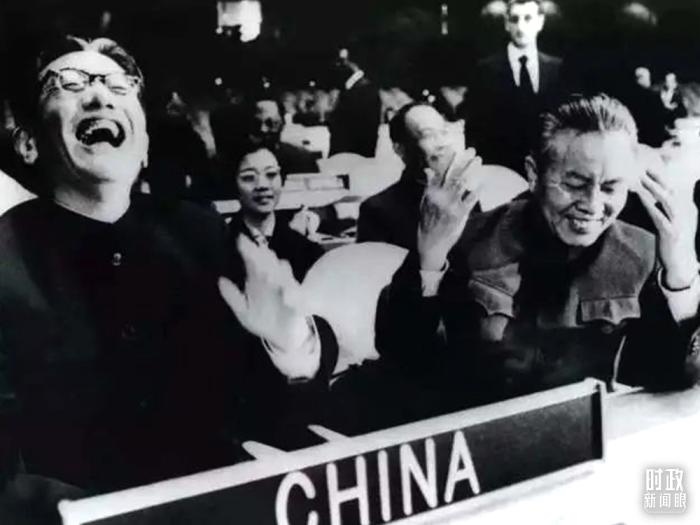 △1971年11月15日，以外交部副部長(zhǎng)喬冠華(左一)為團(tuán)長(zhǎng)、黃華(右一)為副團(tuán)長(zhǎng)的中國(guó)代表團(tuán)，首次出現(xiàn)在聯(lián)合國(guó)大會(huì)上。(資料圖)