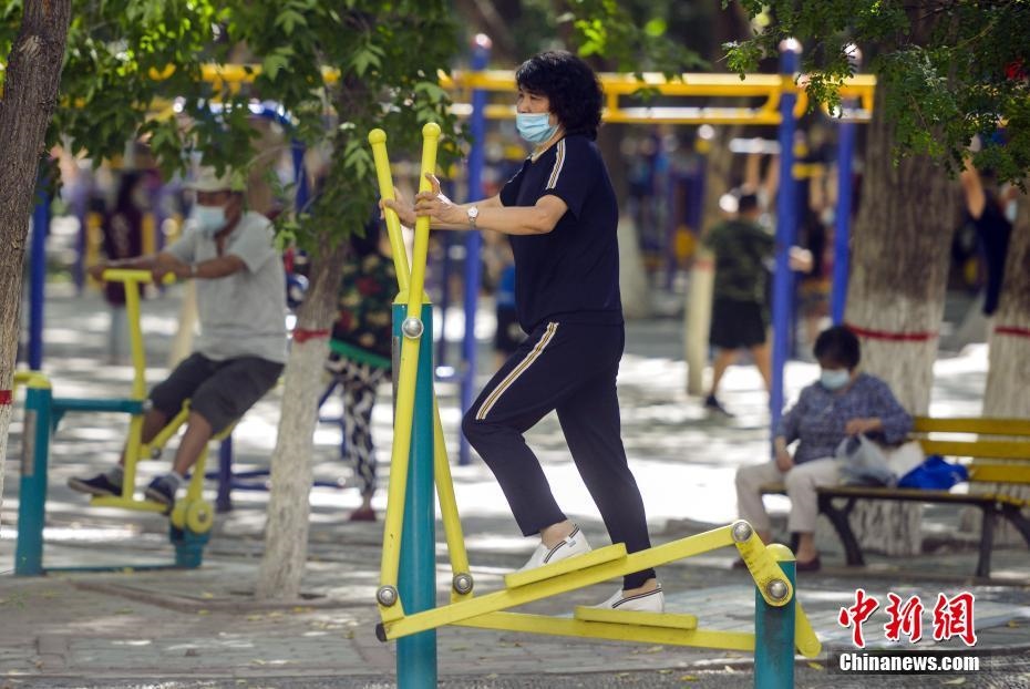 市民在體育公園利用公共健身器械鍛煉身體。 <a target='_blank' href='http://www.chinanews.com/'>中新社</a>記者 劉新 攝