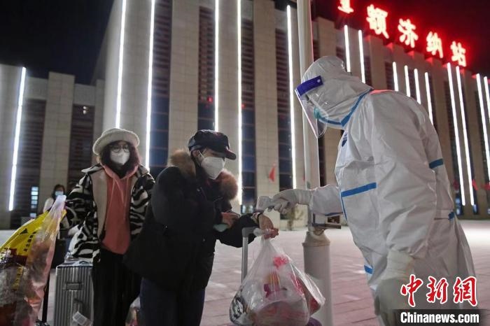圖為滯留游客被有序轉(zhuǎn)運(yùn)至低風(fēng)險(xiǎn)地區(qū)?！⊥趵?攝