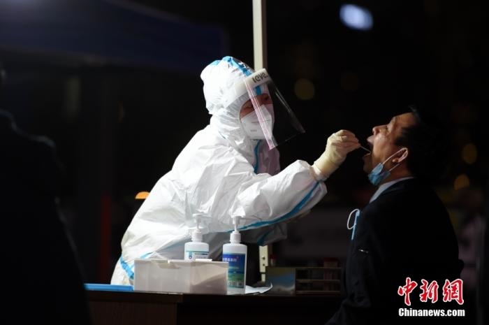 醫(yī)護人員為居民做核酸檢測。 <a target='_blank' href='http://www.chinanews.com/'>中新社</a>記者 何蓬磊 攝