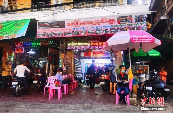 圖為金邊市中心的烏亞西市場，不少店鋪恢復(fù)營業(yè)。 <a target='_blank' href='http://www.chinanews.com/'>中新社</a>記者 歐陽開宇 攝