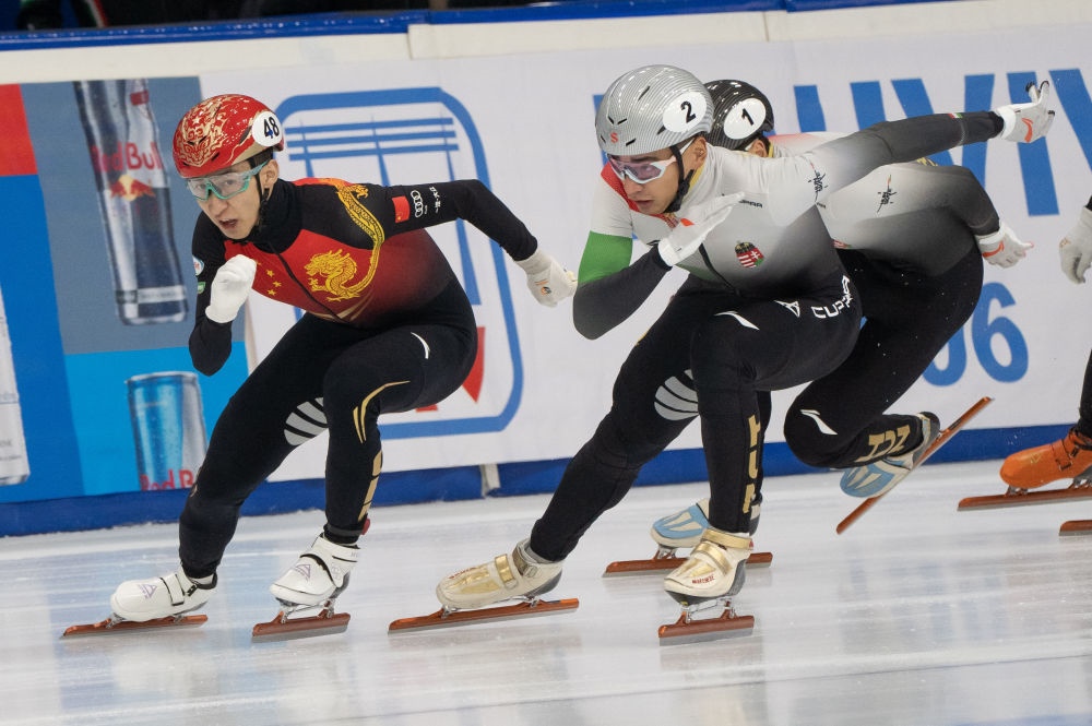 11月20日，中國選手武大靖(左)和匈牙利選手劉少林在比賽中。劉少林奪得冠軍，武大靖獲得第四名。新華社發(fā)(弗爾季·奧蒂洛 攝)