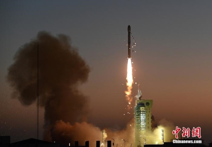 11月23日7時45分，中國在酒泉衛(wèi)星發(fā)射中心用長征四號丙運載火箭，成功將高分三號02星發(fā)射升空。<a target='_blank' href='/'>中新社</a>發(fā) 汪江波 攝 　
