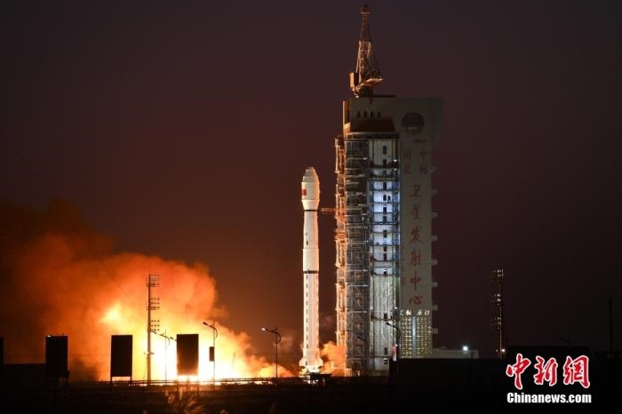 11月23日7時45分，中國在酒泉衛(wèi)星發(fā)射中心用長征四號丙運載火箭，成功將高分三號02星發(fā)射升空。 <a target='_blank' href='/'>中新社</a>發(fā) 汪江波 攝 　