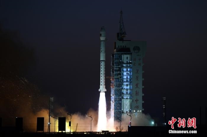 11月23日7時45分，中國在酒泉衛(wèi)星發(fā)射中心用長征四號丙運載火箭，成功將高分三號02星發(fā)射升空。 <a target='_blank' href='/'>中新社</a>發(fā) 汪江波 攝