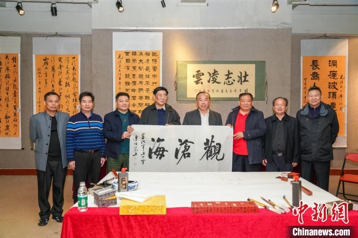 圖為百名將軍書畫展活動(dòng)現(xiàn)場?！∷涡憬?攝 攝