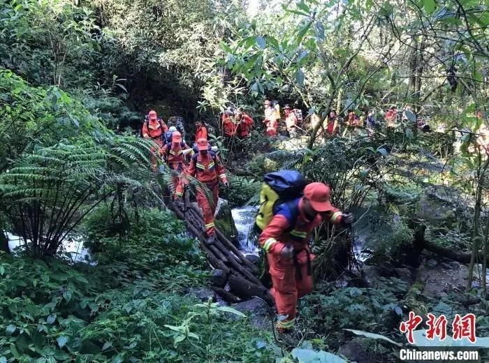圖為搜救隊(duì)員在搜尋失聯(lián)人員。普洱市消防救援支隊(duì)供圖