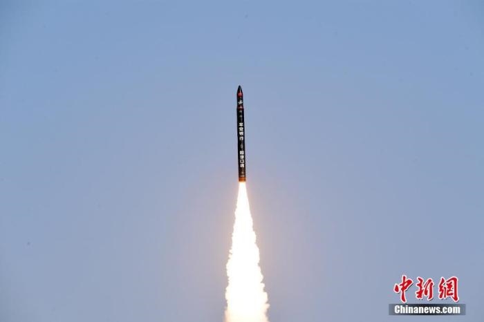北京時間2021年12月7日12時12分，谷神星一號遙二運載火箭在中國酒泉衛(wèi)星發(fā)射中心成功發(fā)射升空，將搭載的天津大學(xué)一號、麗澤一號、寶醞號、金紫荊五號、金紫荊一號03星等5顆小衛(wèi)星順利送入預(yù)定軌道，發(fā)射任務(wù)獲得圓滿成功。汪江波 攝