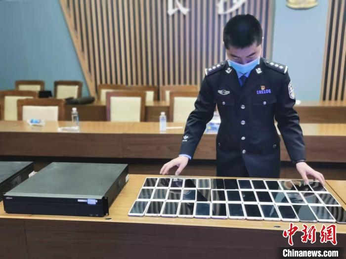 民警展示作案工具?！￠L沙市公安局供圖