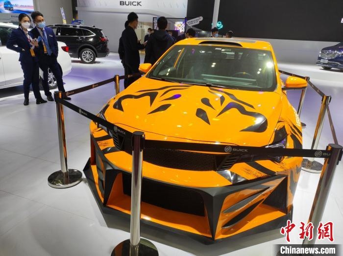長沙國際車展上展出的汽車?！√菩∏?攝