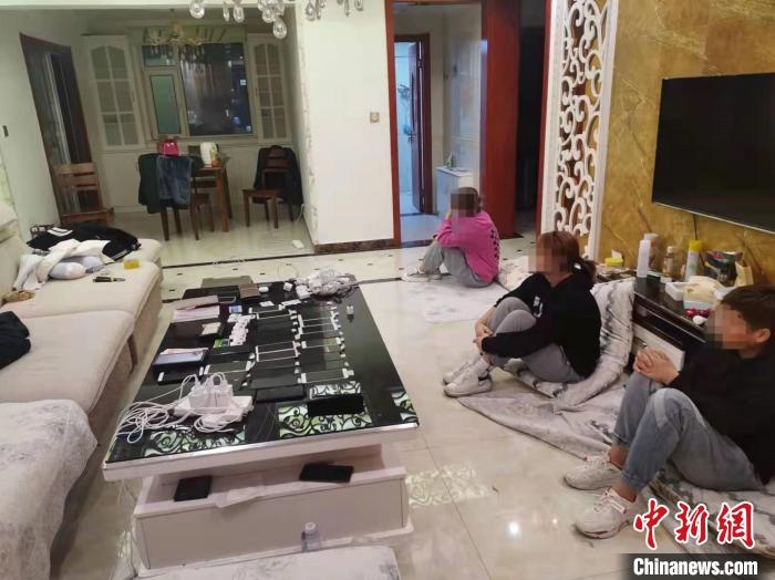 資料圖為果洛藏族自治州公安民警抓獲的犯罪嫌疑人?！‖斍呖h公安局供圖