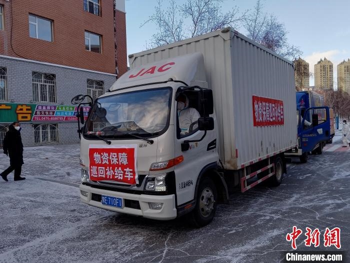 圖為滿洲里物資保障巡回補(bǔ)給車隊(duì)配貨現(xiàn)場?！∏靥饌?攝