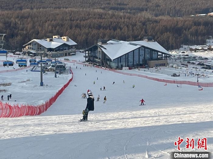在吉林白山體驗(yàn)滑雪的游客眾多。　薛棟棟 攝