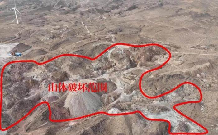  2021年12月12日，督察組使用無人機(jī)拍攝，中寧縣馬道梁北部歷史遺留礦山破壞山體面積達(dá)240余畝，現(xiàn)場滿目瘡痍、千瘡百孔