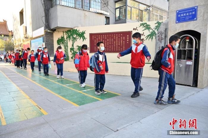 10月，呼和浩特市一所小學(xué)內(nèi)，學(xué)生間隔入校。 <a target='_blank' href='/'>中新社</a>記者 劉文華 攝