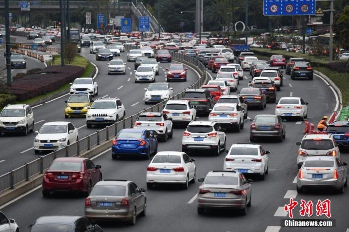 成都市劍南大道的早高峰，車輛排隊入城。張浪 攝