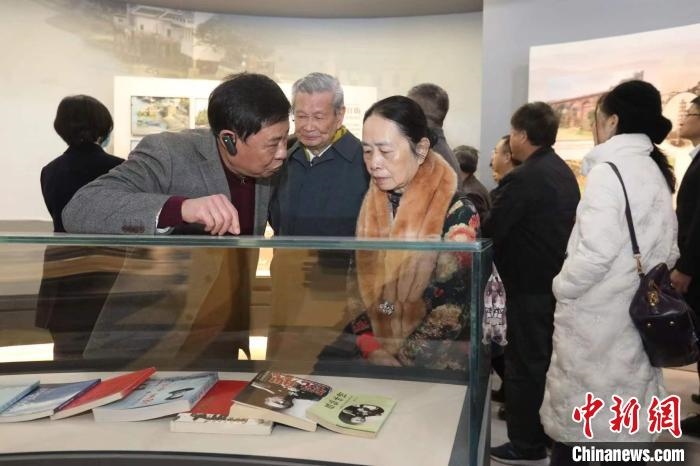 船政后裔在參觀新館?！￡悤造o 攝