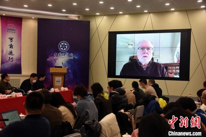 美國(guó)伊利諾伊大學(xué)教授理查德？克魯切爾通過(guò)視頻點(diǎn)評(píng)FAST測(cè)量星際磁場(chǎng)最新研究成果?！?lt;a target='_blank' href='/'>中新社</a>記者 孫自法 攝