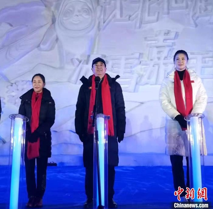 前女排國家隊隊長奧運冠軍惠若琪(右一)，中國女子田徑競走奧運冠軍王麗萍(左一)助陣當晚活動?！≮w桂華 攝