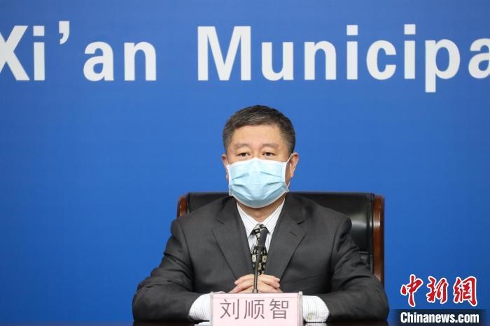 圖為西安市衛(wèi)生健康委主任劉順智6日在新聞發(fā)布會(huì)上?！∥靼彩姓﹫D