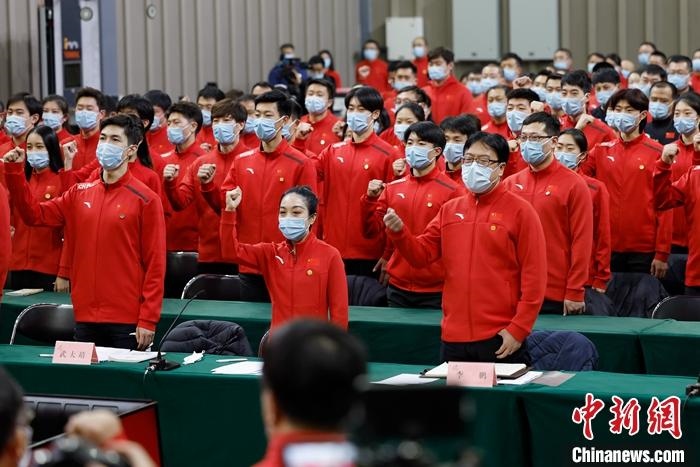 1月5日晚，全力沖刺北京冬奧學習座談會在北京舉行，座談會后，中國冰雪國家集訓隊全體成員起立，齊聲高呼：“中國冰雪，加油！加油！加油！” <a target='_blank' href='/'>中新社</a>記者 富田 攝
