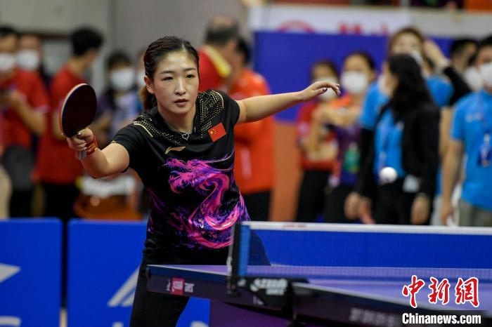 劉詩雯在2021年全國乒乓球“業(yè)余球王”總決賽中與選手互動交流球技。　駱云飛 攝