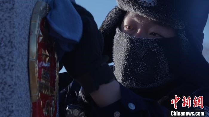 圖為恩和哈達(dá)邊境派出所的9名民警踏雪巡邊?！⒕S明 攝