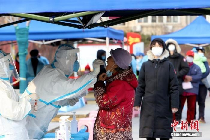 資料圖：1月9日，天津市南開大學(xué)西南村，社區(qū)組織市民進(jìn)行核酸檢測。 <a target='_blank' href='/'>中新社</a>記者 張道正 攝