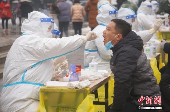 資料圖：圖為鄭州市民接受核酸檢測。 <a target='_blank' href='/'>中新社</a>記者 韓章云 攝
