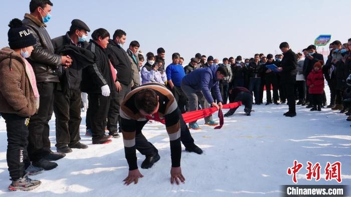 在雪地上舉行的少數(shù)民族傳統(tǒng)體育項(xiàng)目押加?！“统h融媒體中心供圖