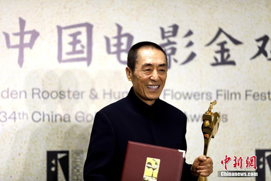 (資料圖：張藝謀以執(zhí)導(dǎo)《懸崖之上》榮膺最佳導(dǎo)演獎(jiǎng)。 <a target='_blank' href='/'>中新社</a>記者 呂明 攝)