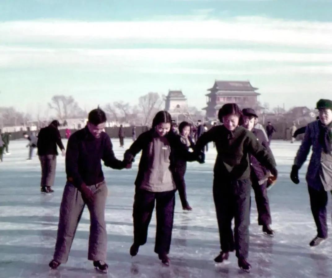 1955年，在什剎海學(xué)習(xí)溜冰的大學(xué)生。(圖源：人民畫報(bào))
