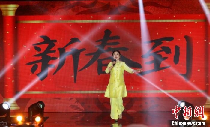 朱明瑛演唱《新春到》?！”本┟裾块T供圖